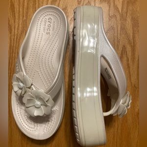 Crocs Vivid Blooms Oyster Flip Thong Platform Bridal Sandal 7